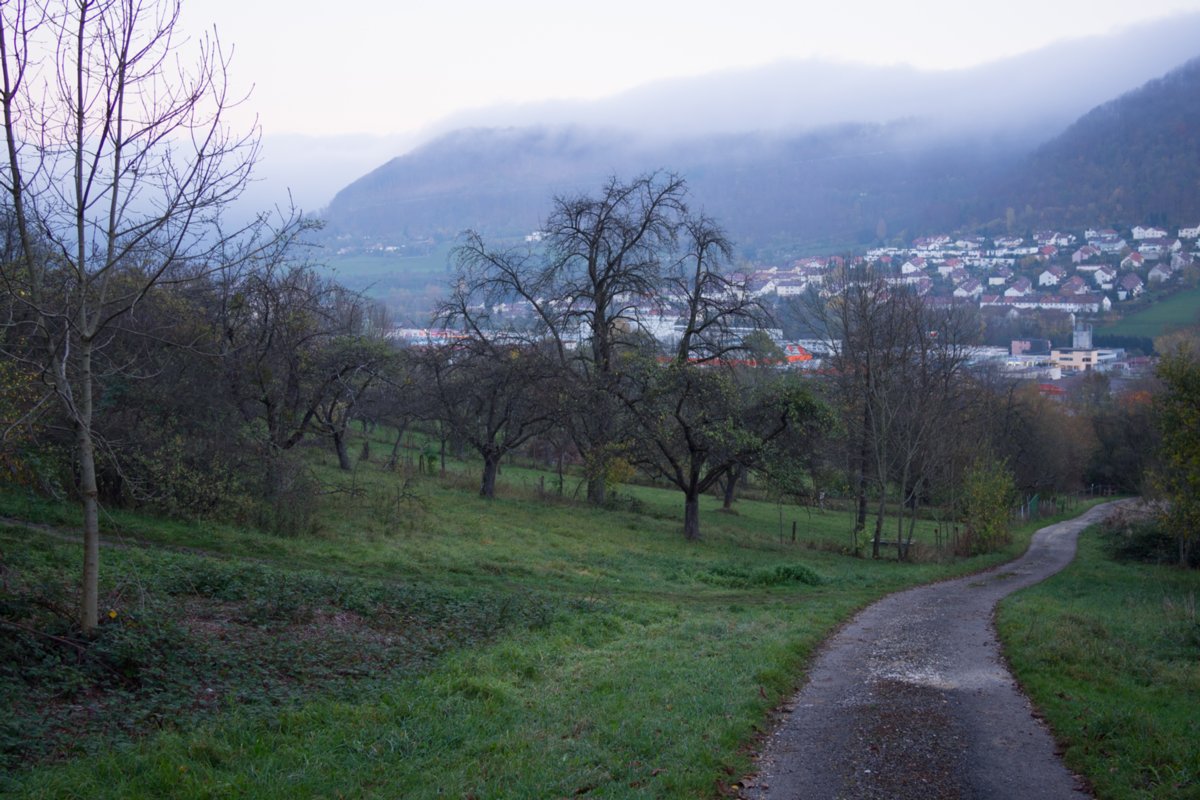 Rückweg nach bad Überkingen Wanderung von Bad Überkingen (Start: Parkplatz landesberufsschule beim Sportplatz) zum Michelsberg. Jungfraufelsen, Hausener Eand, Hausener Eck, Sandgrube bei Oberböhringen, Golfplatz bei Oberböhringen, Ramsfels, Drei Männersitz, Friedhof Heiligenäcket, Schillertempel, Ausgangspunkt.