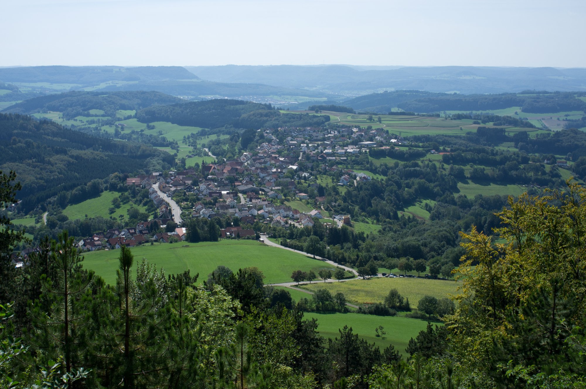 Wissgoldingen Blick vom Rastplatz (mit Hütte) auf dem Stuifen hinunter nach Wissgoldingen. Wanderung von Winzingen über die Reiterleskapelle zum Stuifen und über Wissgoldingen zurück nach Winzingen.