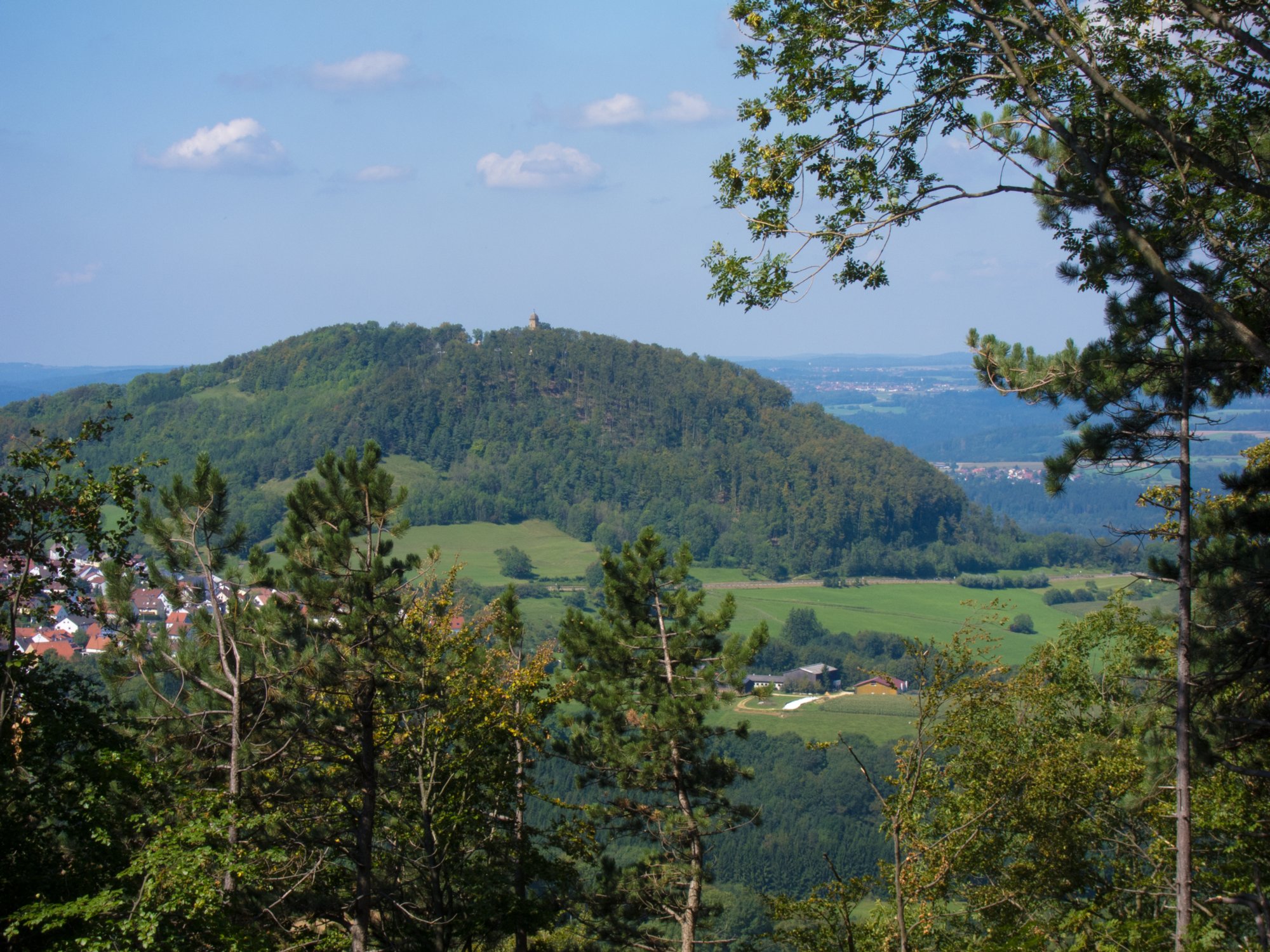 Hochenrechberg Blick vom Rastplatz auf dem Stuifen hinüber zum Hohenrechberg mit Wallfahrtskirche. Wanderung von Winzingen über die Reiterleskapelle zum Stuifen und über Wissgoldingen zurück nach Winzingen.