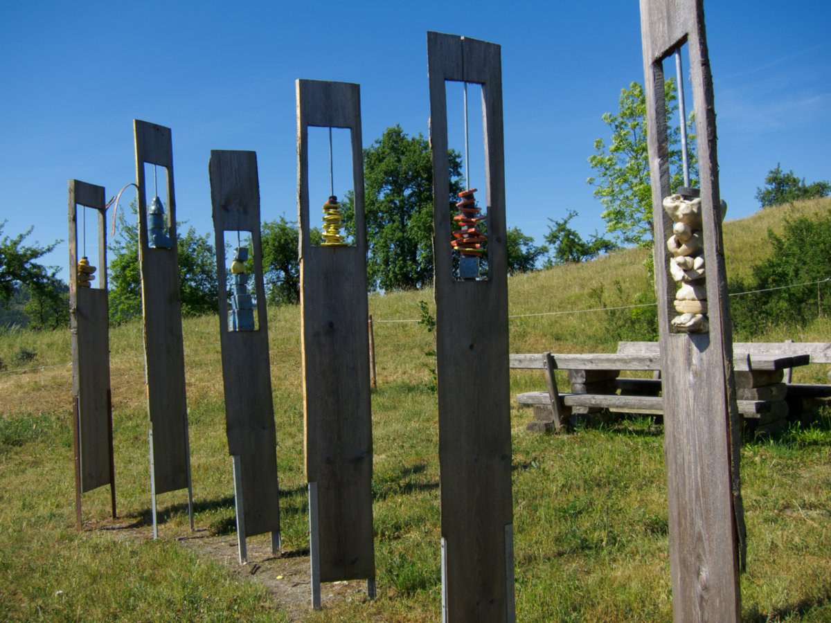 Fichtenberger Wanderweg von Kirche zu Kirche Platz der Aktionen beim Stmmelbergparkplatz. STARTPUNKT: Kirche Fichtenberg. STRECKEN LÄNGE: 6 km (teilweise naturbelassener Weg!) Der Weg ist Teil des Angebots Kirchen erwandern - Kirchen verstehen. An diesem Weg zwischen der Fichtenberger Kirche und der Mitte/roter Kirche gibt es Wildpflanzen, aber auch Orte für Ruhe und Meditation zu entdecken. Der Weg führt über den Stummelberg mit herrlichem Blick ins Ta/, zur Kirche st. Ceorg in Mittelrot und an der Bahnlinie wieder zurück. Pflanzen, Kräuter und gestaltete Plätze werden entlang des Weges auf Informationstafeln erklört. Führungen in beiden Kirchen sind nach Voranmeldung möglich. Quelle: www.fichtenberg.de