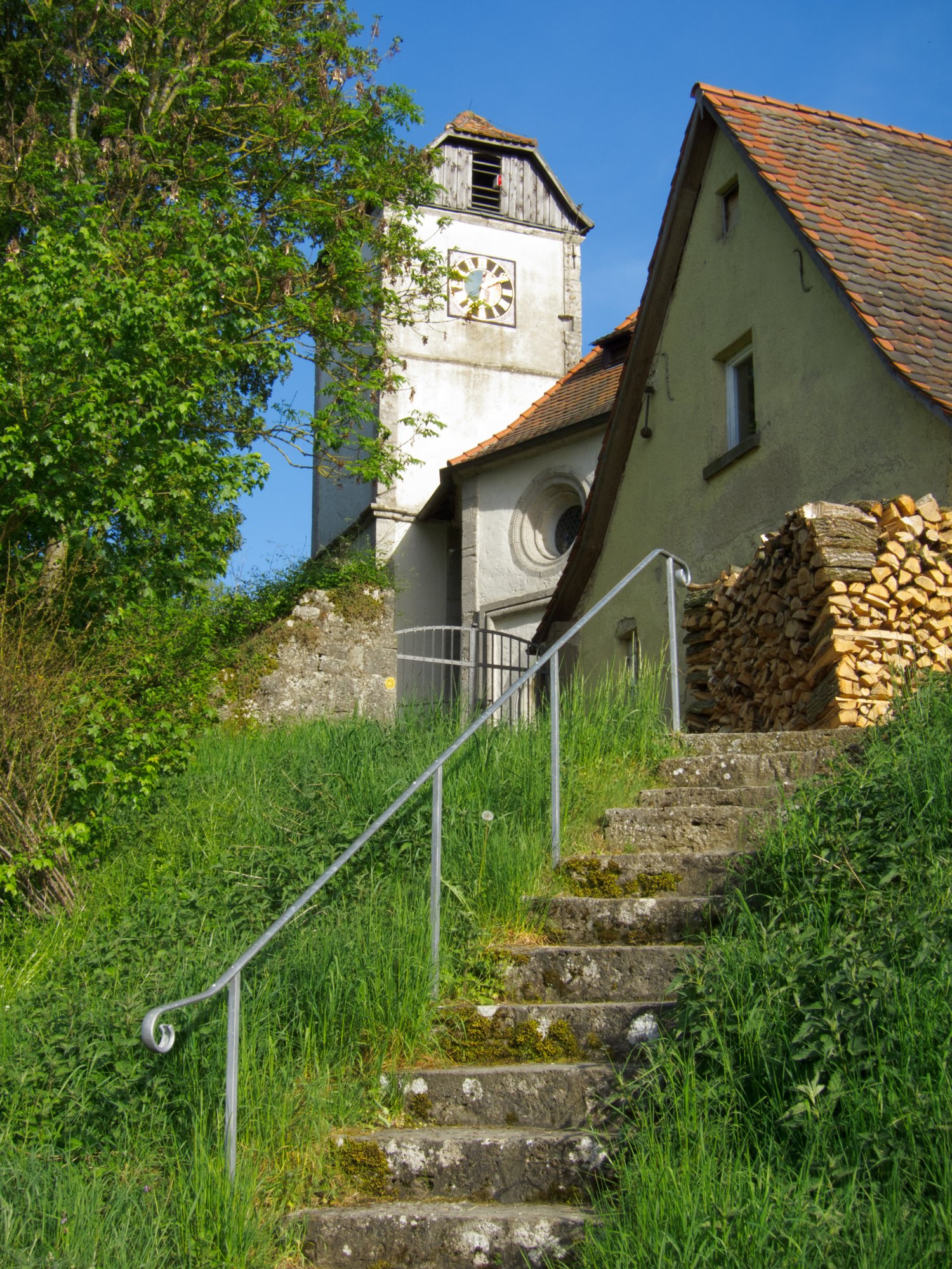 Ulrichskapelle in Standorf Ulrichskapelle und Standorf. Wanderung von Creglingen zur Herrgottskirche und von dort zur Ulrichskapelle in Standorf. Zurück über den Jüdischen Friedhof nach Creglingen.