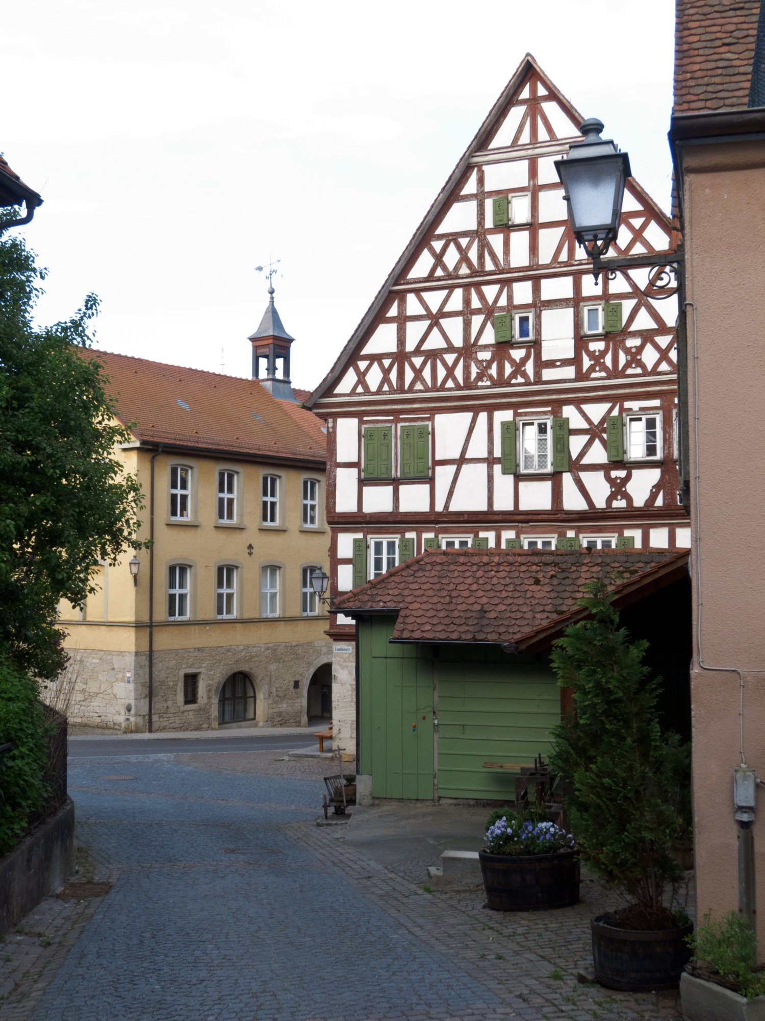 Creglingen Creglingen. Wanderung von Creglingen zur Herrgottskirche und von dort zur Ulrichskapelle in Standorf. Zurück über den Jüdischen Friedhof nach Creglingen.