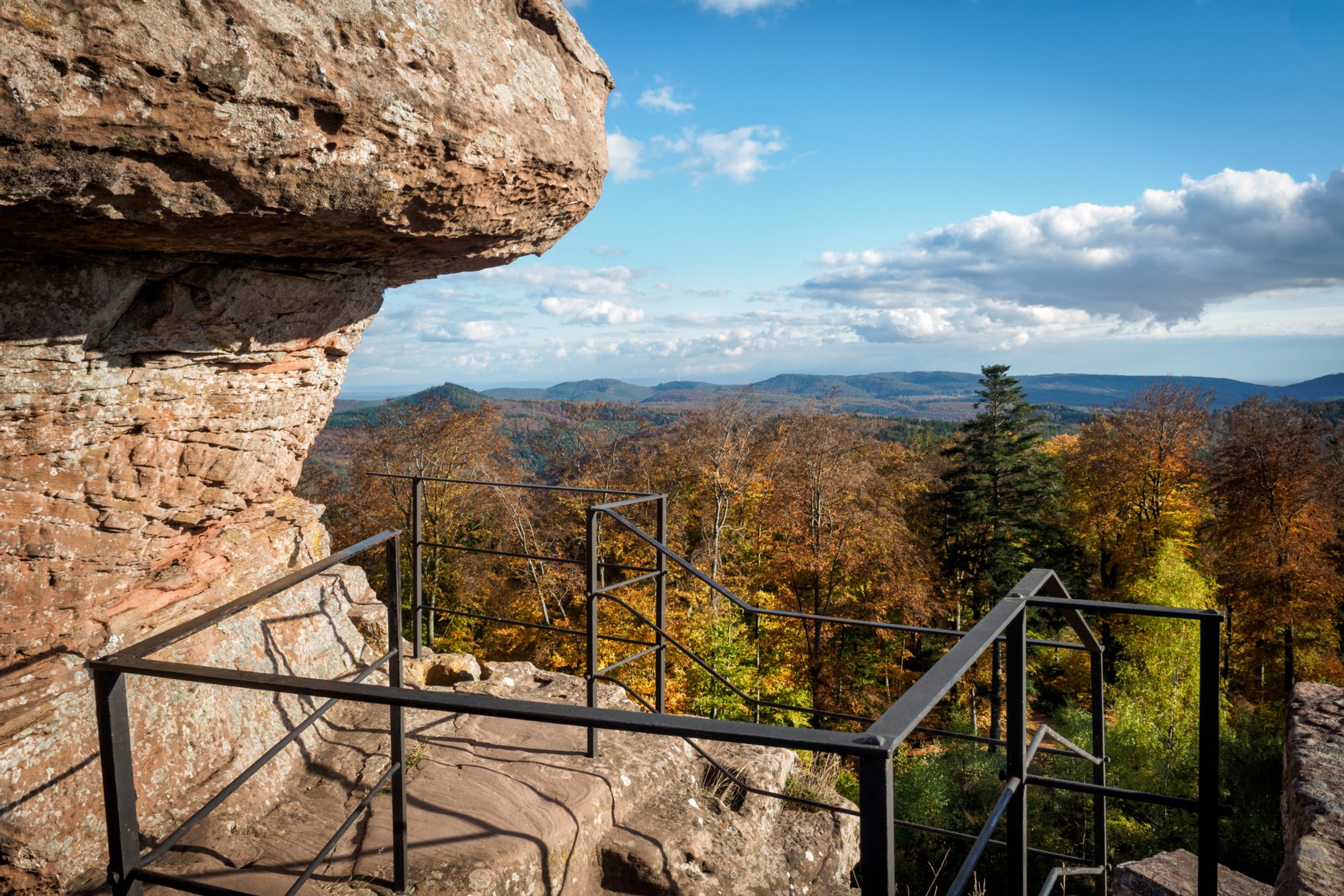 Hohenbourg Herbstwanderung vom Gimbelhof (Elsass) über den Löwenfelsen und Kastell Hohenbourg zur Ruine Wegelnburg. Von dort runter zur Burg Fleckenstein und wieder zurück zum Gimbelhof.