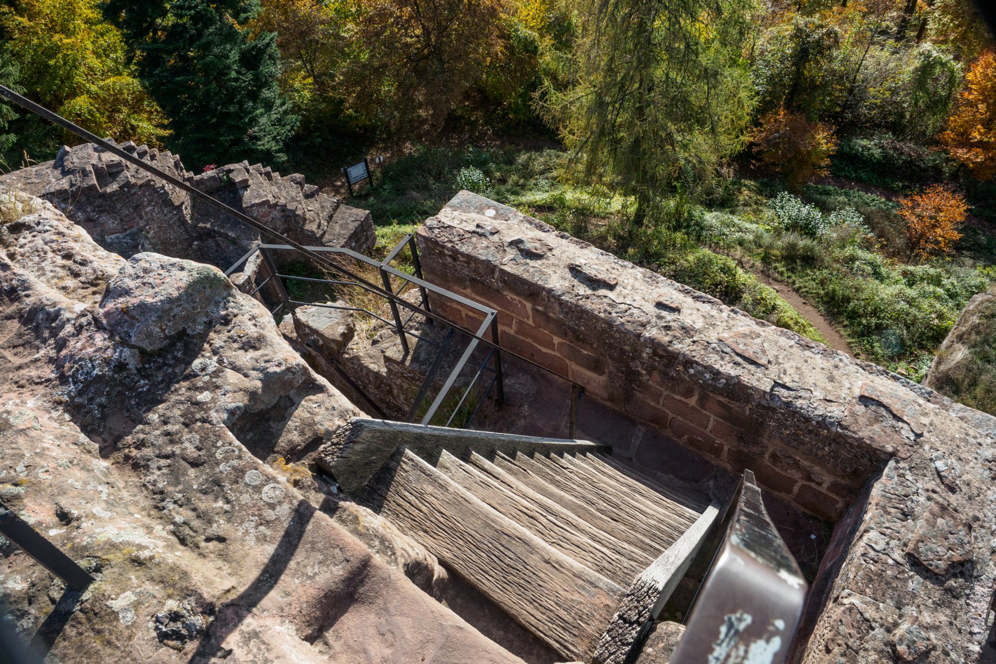 Hohenbourg Herbstwanderung vom Gimbelhof (Elsass) über den Löwenfelsen und Kastell Hohenbourg zur Ruine Wegelnburg. Von dort runter zur Burg Fleckenstein und wieder zurück zum Gimbelhof.