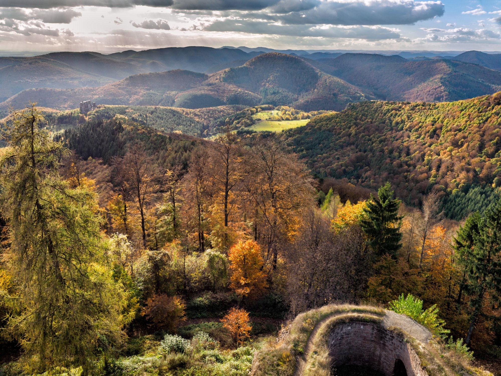 Hohenbourg Herbstwanderung vom Gimbelhof (Elsass) über den Löwenfelsen und Kastell Hohenbourg zur Ruine Wegelnburg. Von dort runter zur Burg Fleckenstein und wieder zurück zum Gimbelhof.