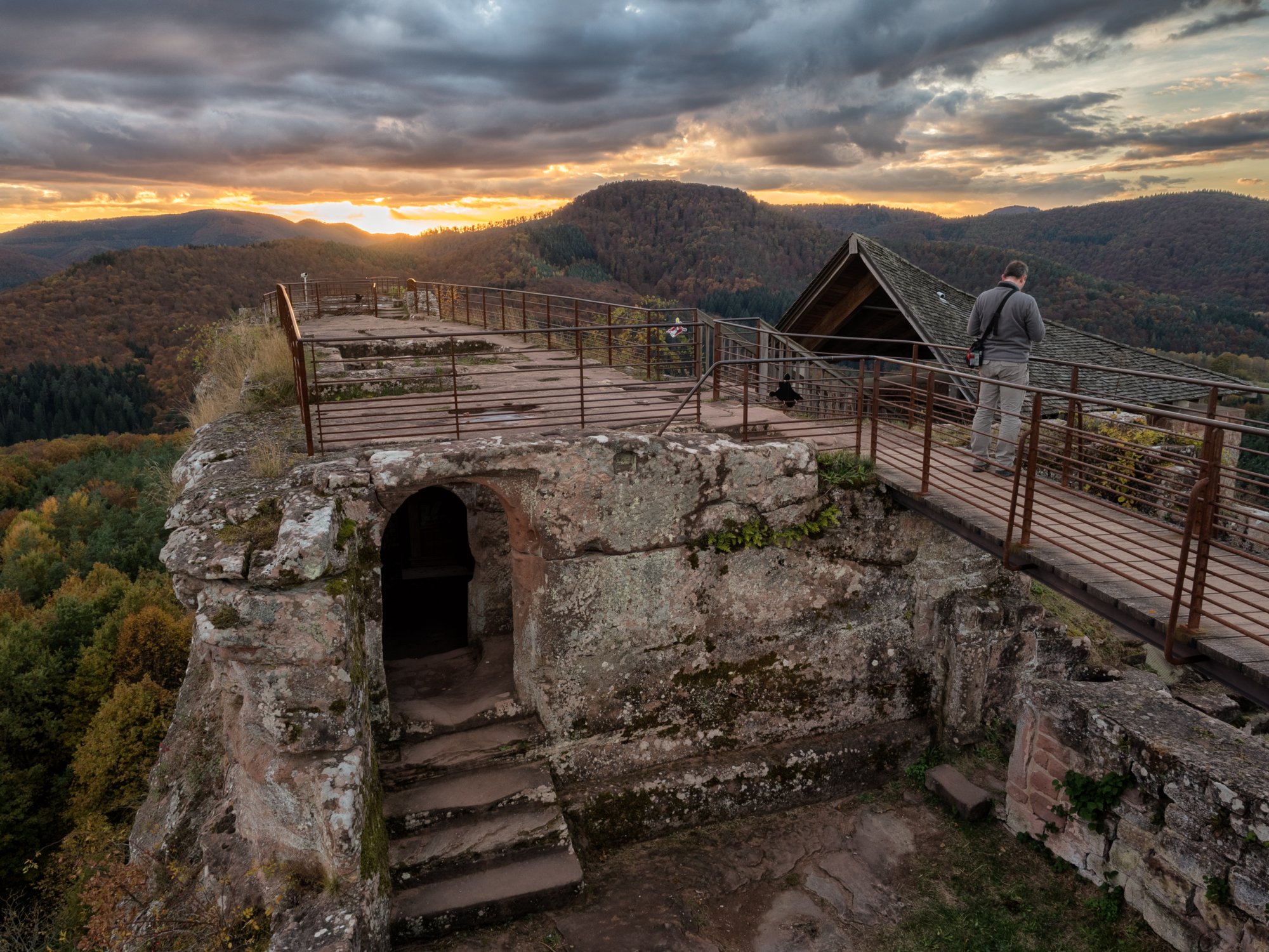 Fleckenstein Herbstwanderung vom Gimbelhof (Elsass) über den Löwenfelsen und Kastell Hohenbourg zur Ruine Wegelnburg. Von dort runter zur Burg Fleckenstein und wieder zurück zum Gimbelhof.